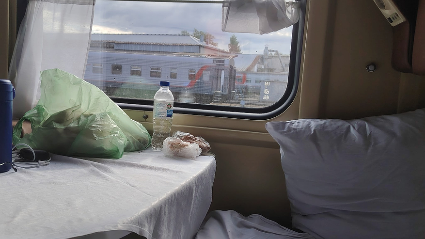 Главная картинка новости: Для кого ввели эти правила? Взяла верхнее боковое на два дня в пути, но внизу все это время спал мужик