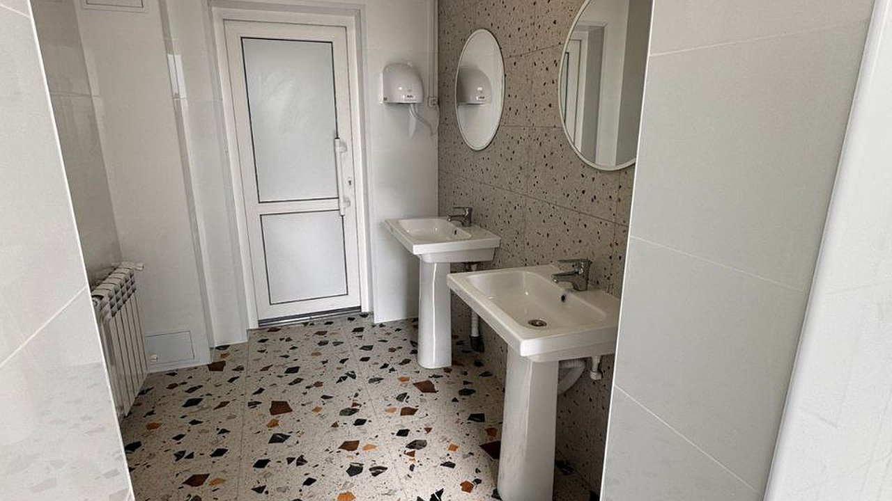 Главная картинка новости: В усинском лицее завершили капитальный ремонт санитарных помещений