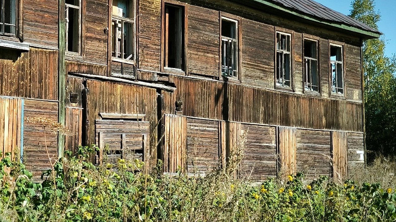 Главная картинка новости: В Коми семьи покидают аварийное жильё после вмешательства приставов