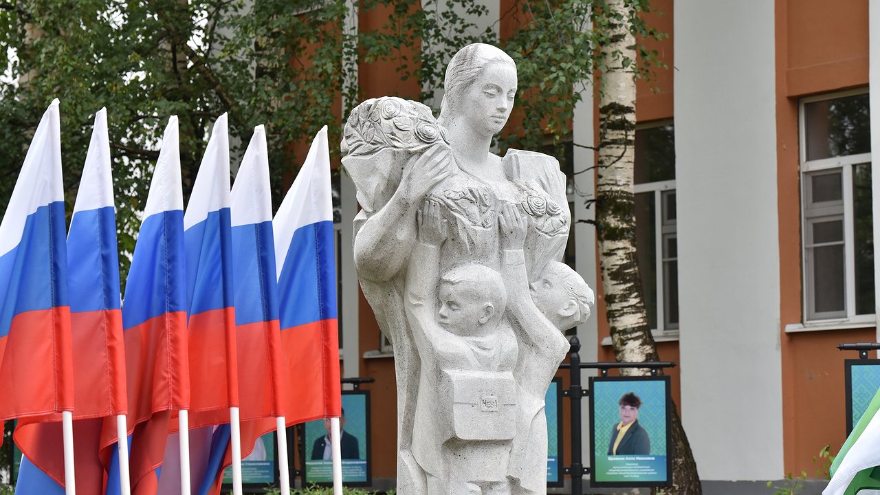 Главная картинка новости: В Коми увековечили выдающихся педагогов на Аллее Славы
