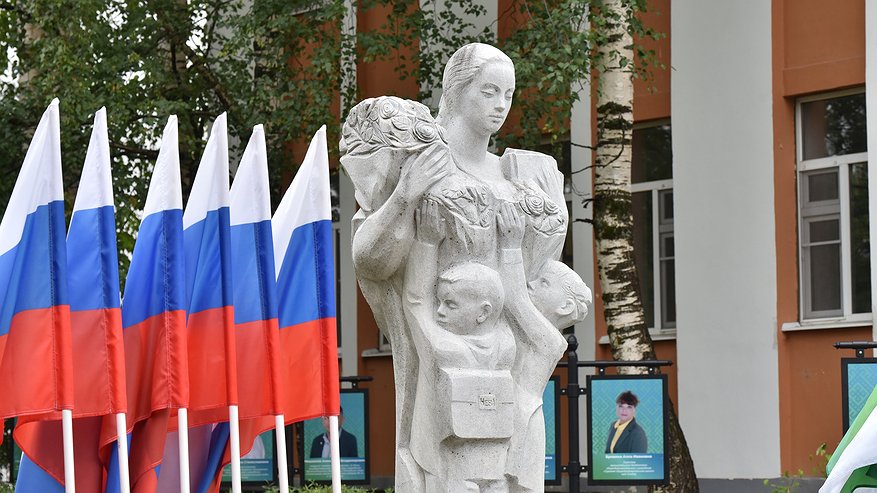 Главная картинка новости: В Коми увековечили выдающихся педагогов на Аллее Славы