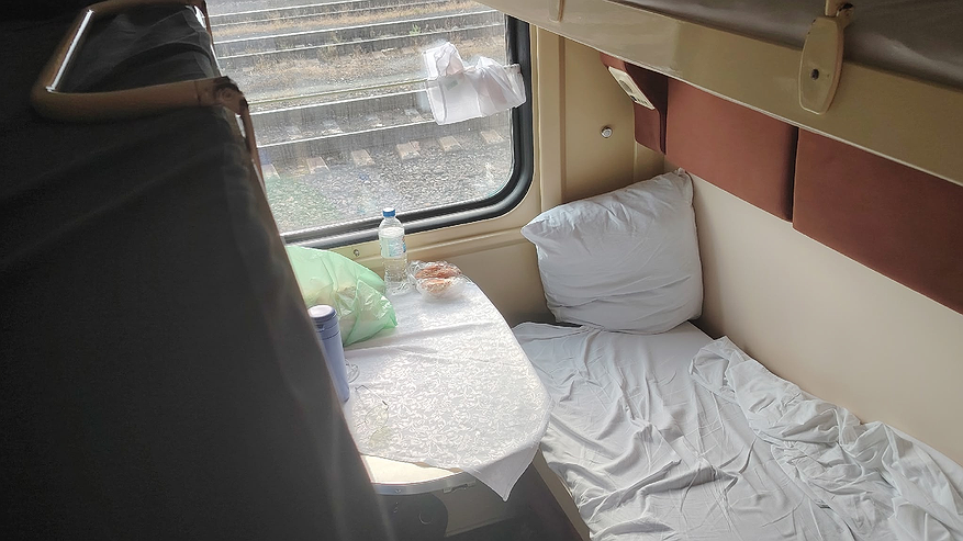 Главная картинка новости: «Берут два нижних и чувствуют себя королями жизни»: пассажиры РЖД призвали запретить продажу двух нижних мест