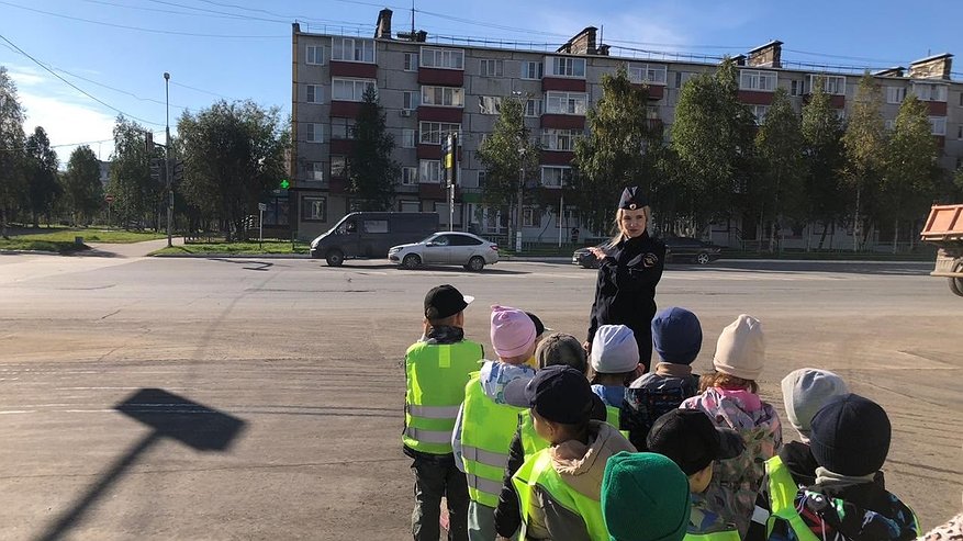 Главная картинка новости: В Усинске инспектор ГИБДД провела занятие по ПДД для дошкольников