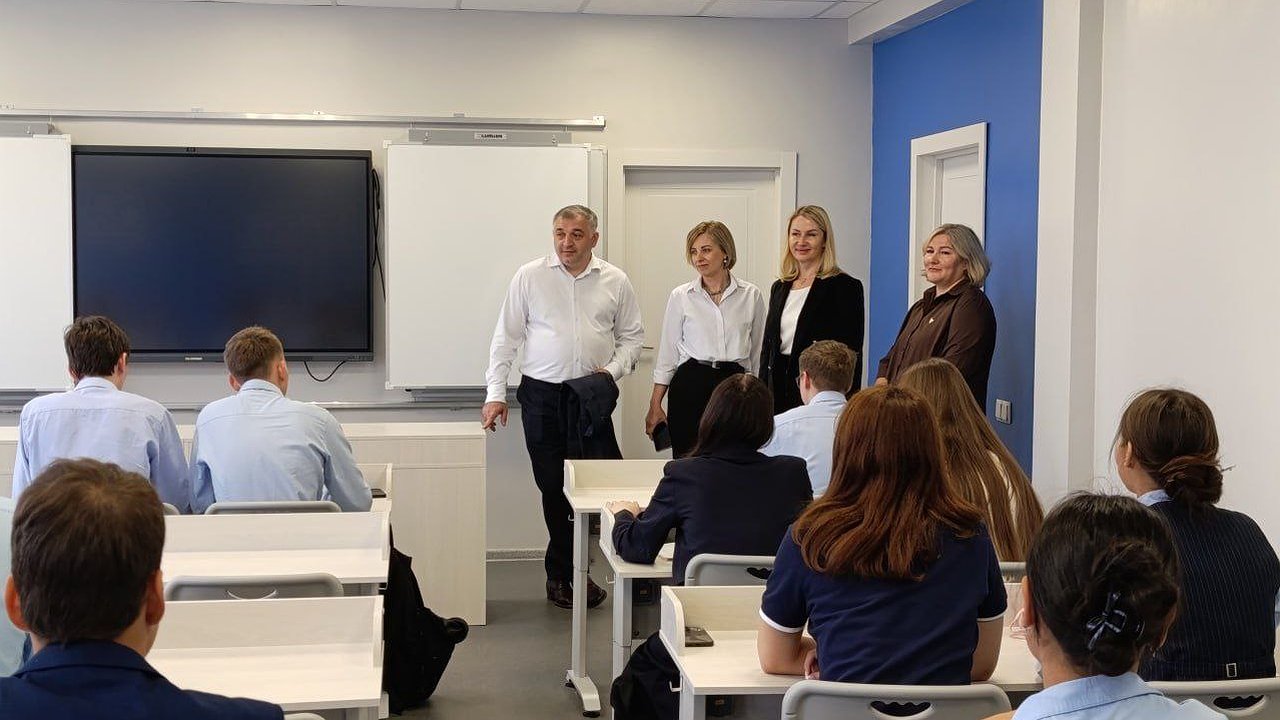 Главная картинка новости: В Усинске проверили условия в школах после начала учебного года