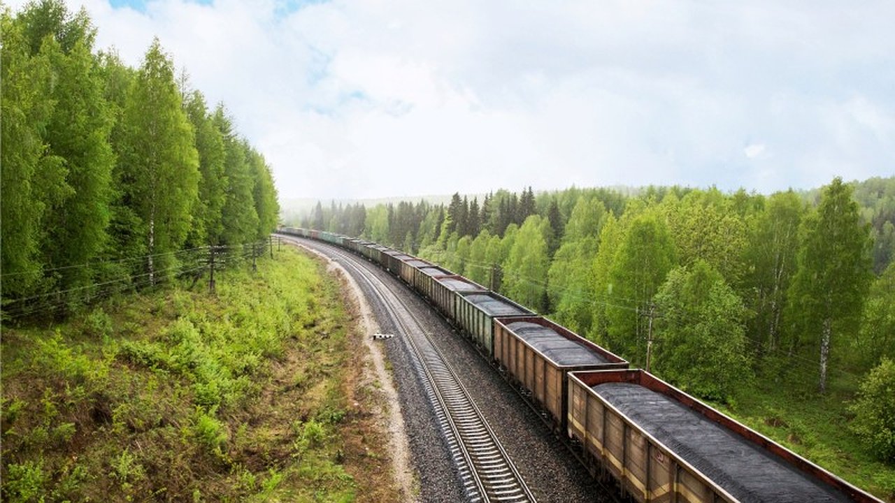 Главная картинка новости: В Коми зафиксирован рост объемов железнодорожных перевозок в августе