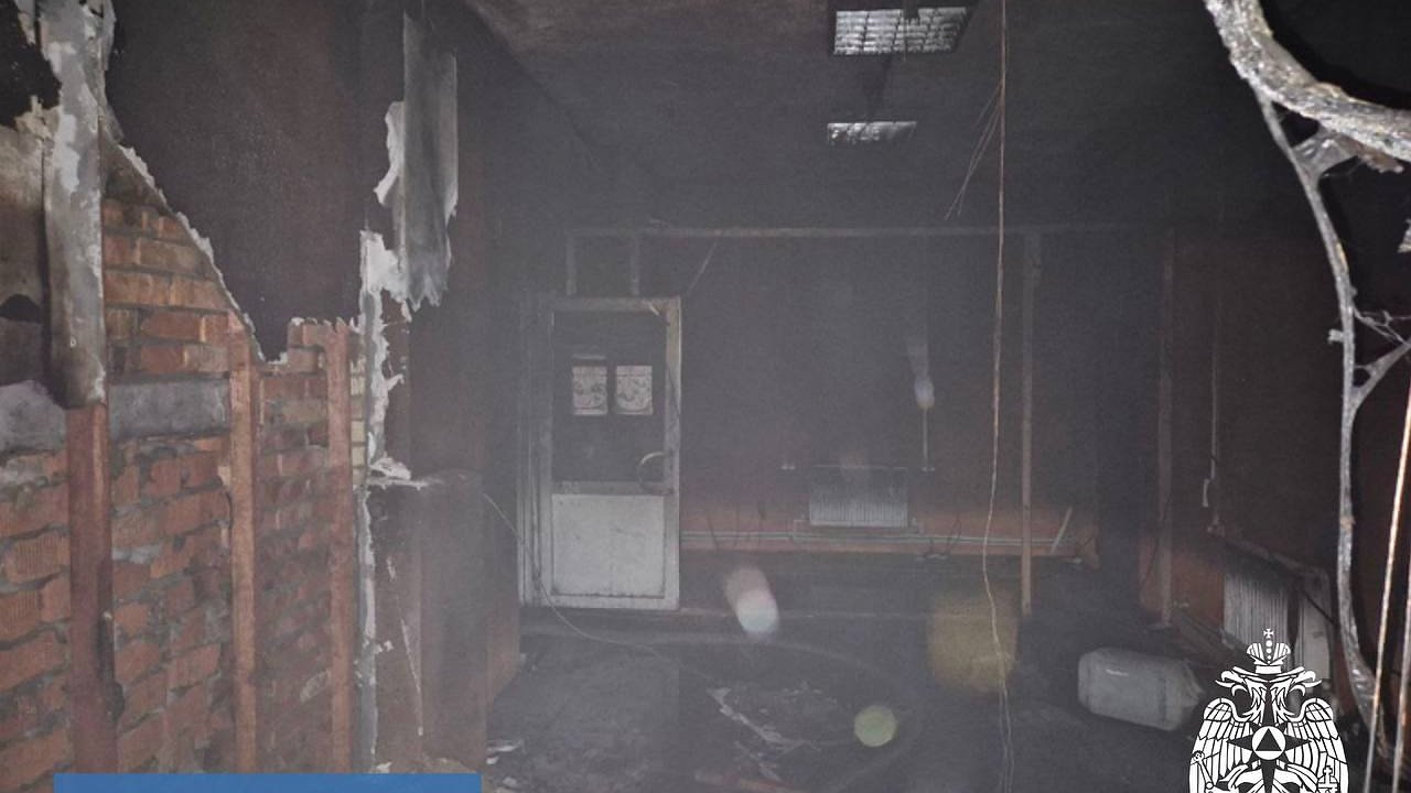 Главная картинка новости: В Усинске потушили пожар в заброшенном здании, пострадавших нет