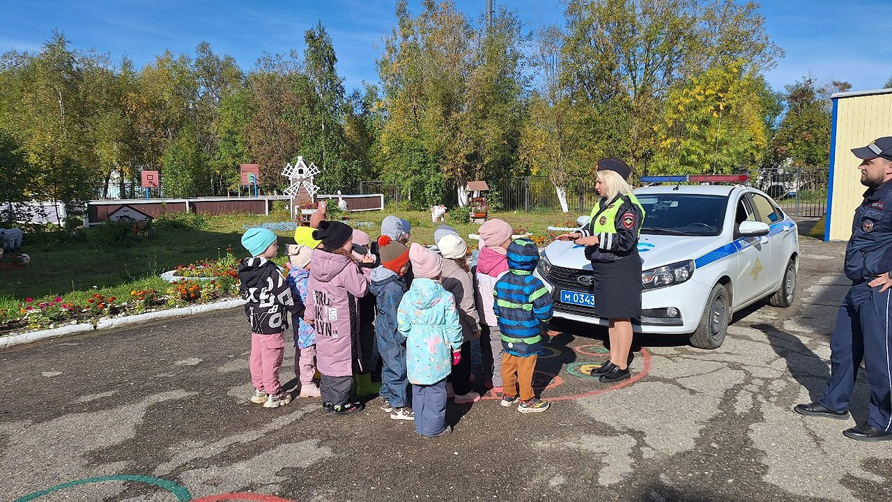Главная картинка новости: Экипаж ДПС провёл встречу с воспитанниками детсада Усинска