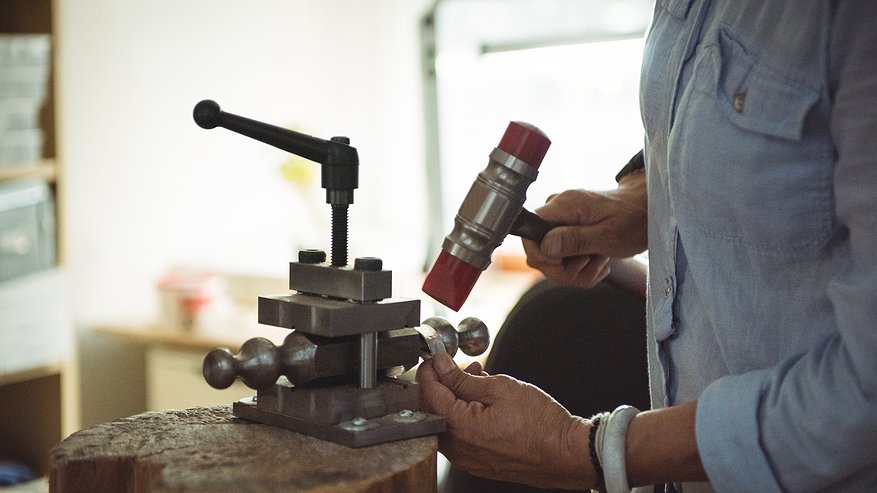 Главная картинка новости: Зачем мужчина купил 300 ржавых советских тисков: самый благородный заработок — поймут единицы