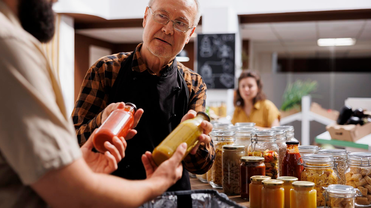 Главная картинка новости: 5 лет торговал на обочине за копейки, пока не подъехал большой чёрный джип — дал один совет 
