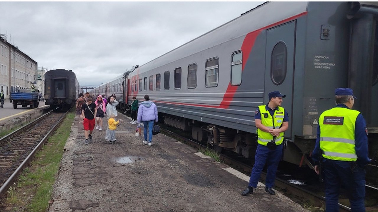 Главная картинка новости: «В 7 утра с верхней полки слезла соседка и стала будить меня, чтобы я уступил ей место»: закон заработал