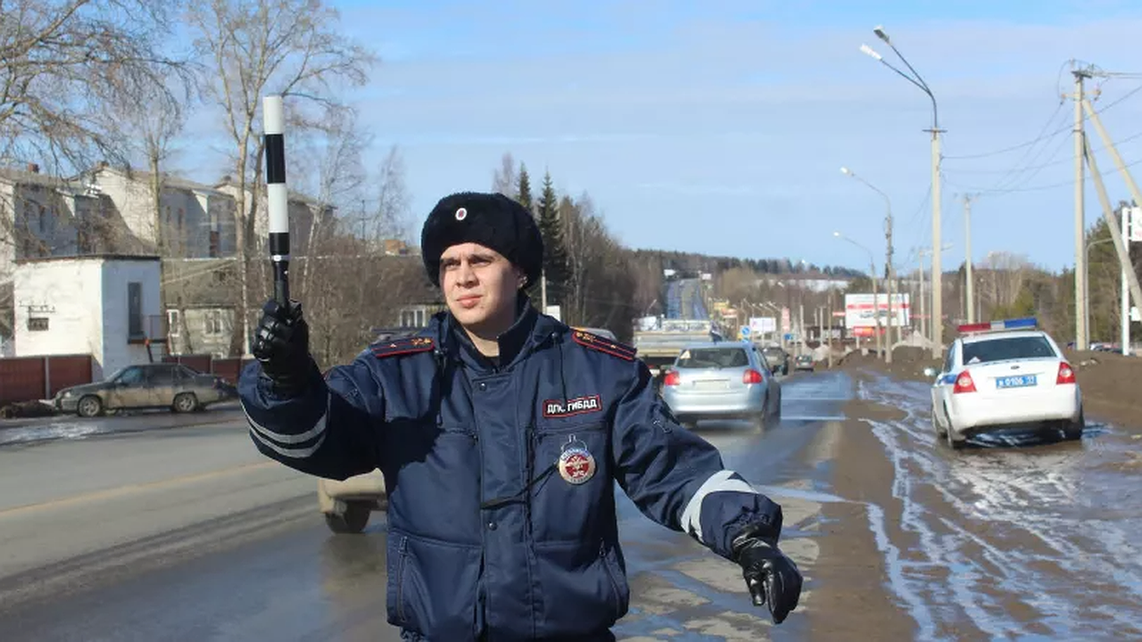 Главная картинка новости: Верховный суд постановил: вот какой поворотник нужно включать при въезде на кольцо — правый или левый