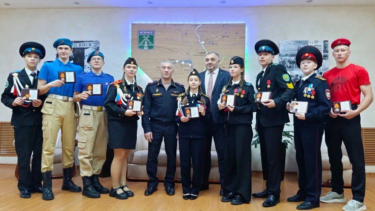 Главная картинка новости: В Усинске три учебных заведения получили знак «Юнармейская доблесть»