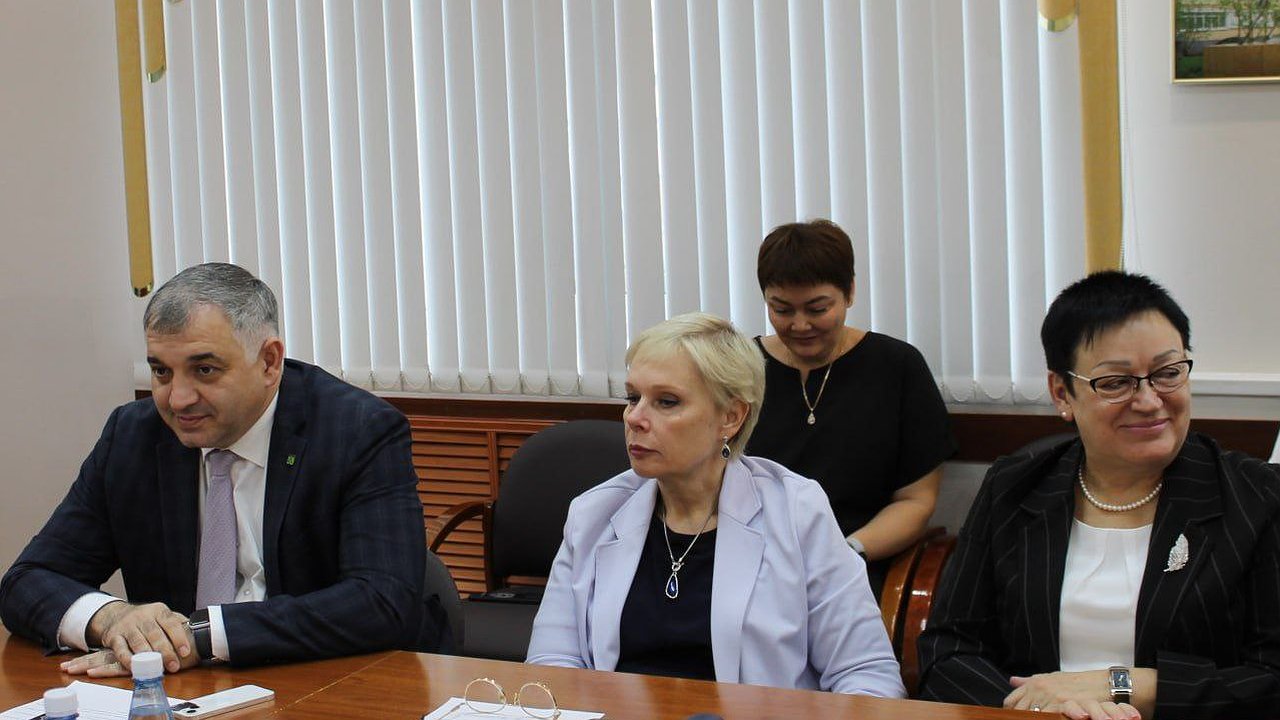 Главная картинка новости: В Усинске начала работу первая сессия Совета седьмого созыва