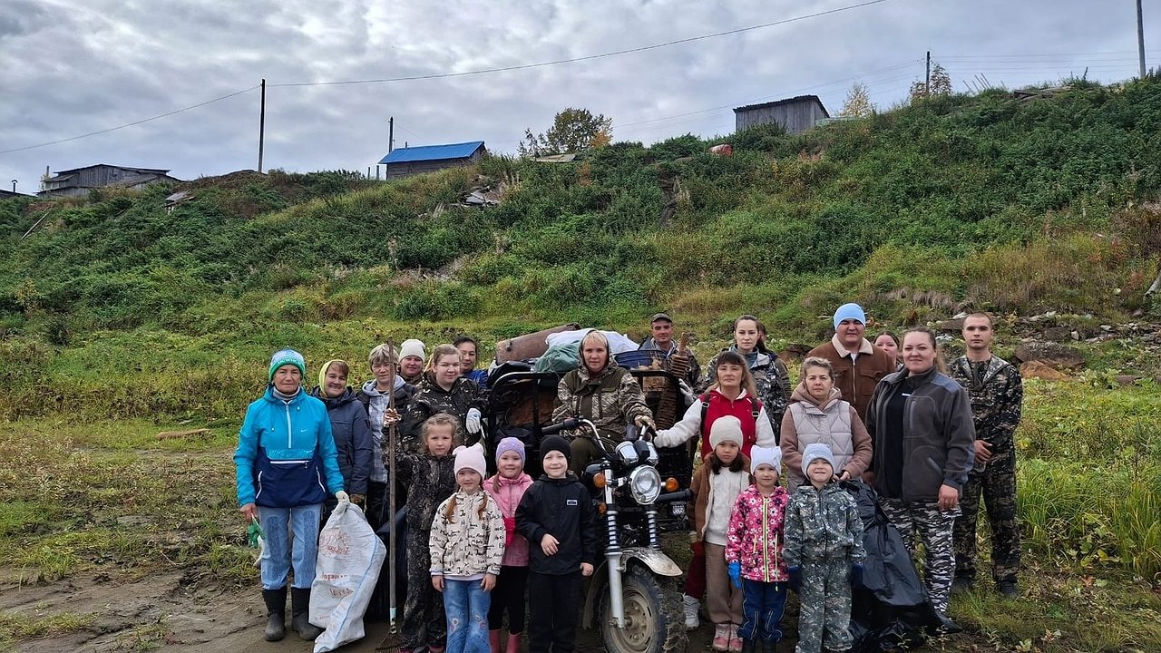 Главная картинка новости: Жители Усинского округа очистили берега в рамках акции «Речная лента»