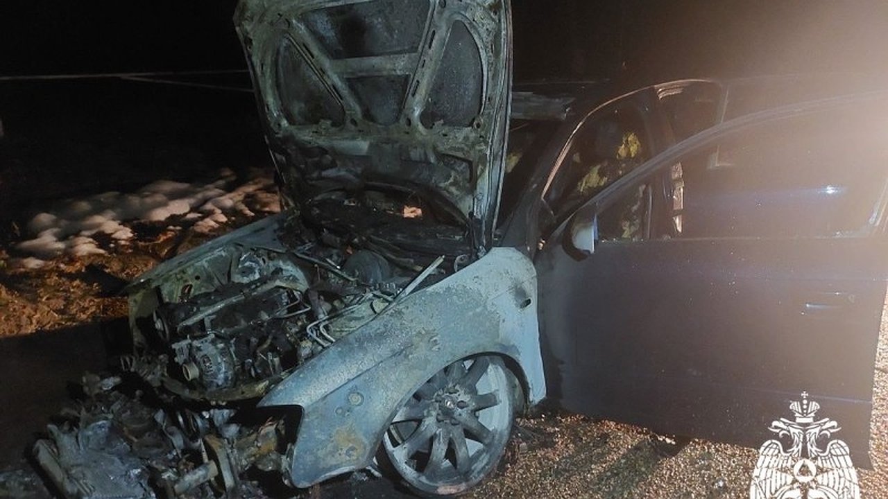 Главная картинка новости: В Коми на дороге загорелся легковой автомобиль