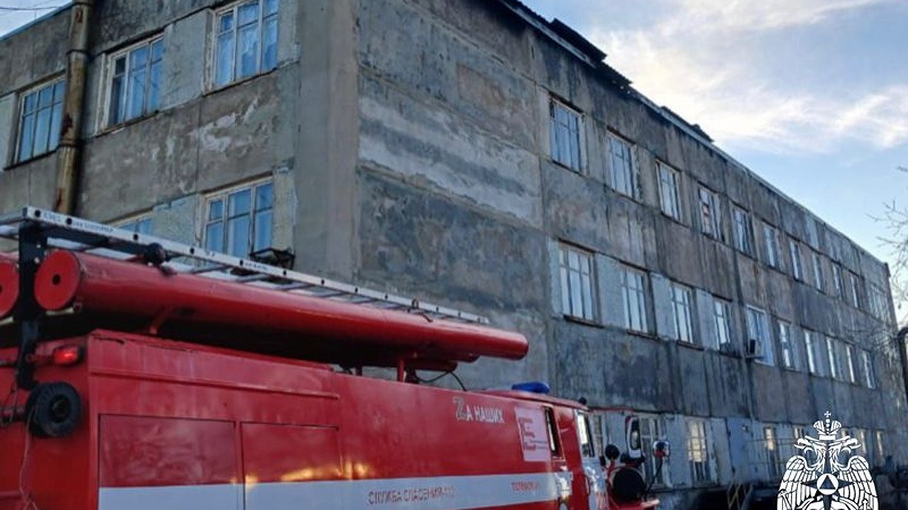 Главная картинка новости: В Усинске огнеборцы ликвидировали пожар на крыше административного здания