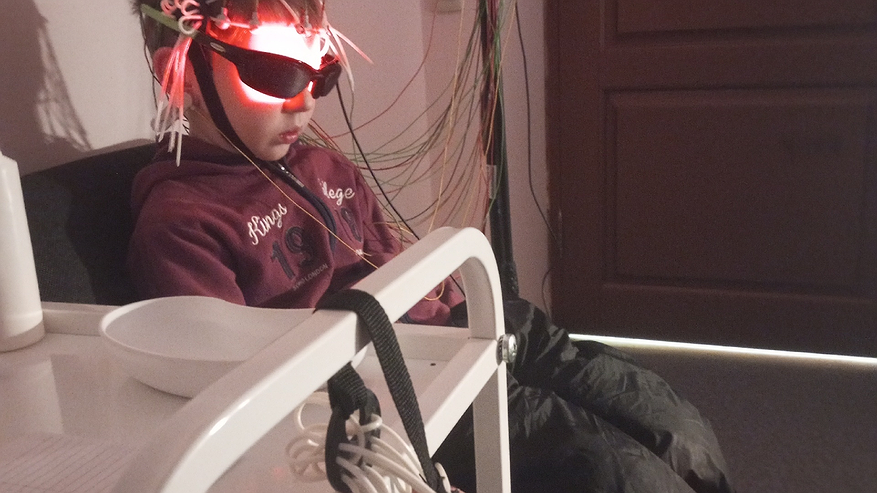 Главная картинка новости: Старинное имя для мальчика стремительно набирает популярность: мелодичное, статное и очень красивое - в переводе значит "Бог спасает"