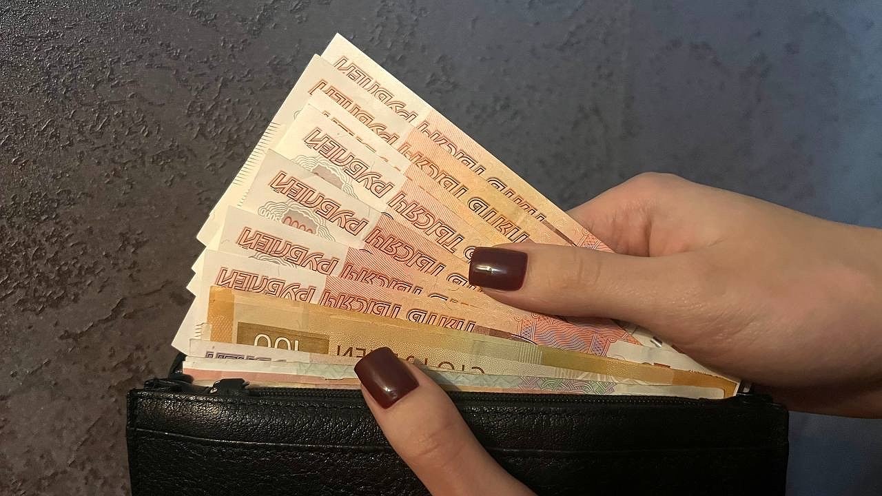 Главная картинка новости: В Коми граждане активно оформляли вычеты за лечение, обучение и недвижимость