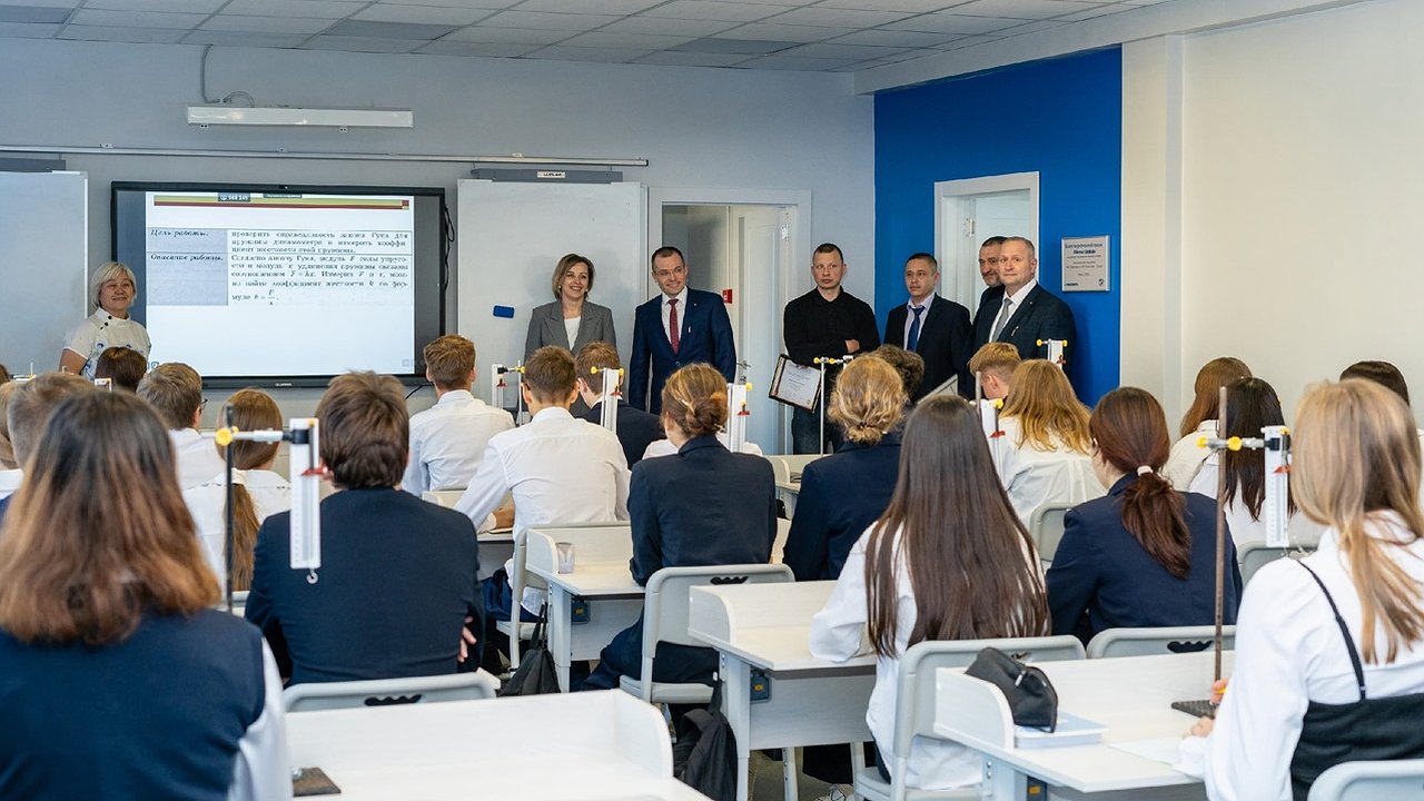 Главная картинка новости: В Усинской школе открыли обновленные кабинеты физики и математики