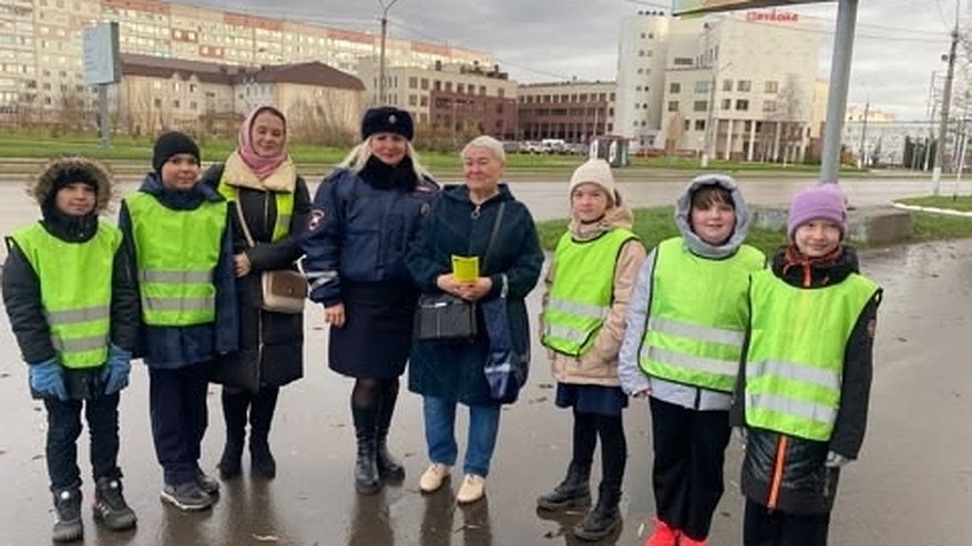 Главная картинка новости: В Усинске школьники напомнили горожанам о правилах дорожной безопасности