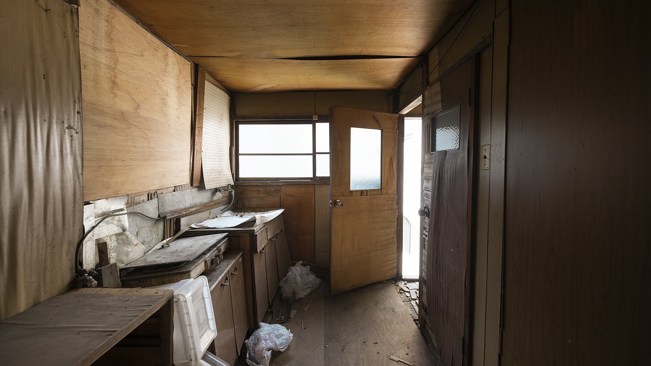 Главная картинка новости: Как убрать запах сырости и старости в квартире: 5 гениальных советов как освежить свое жилище