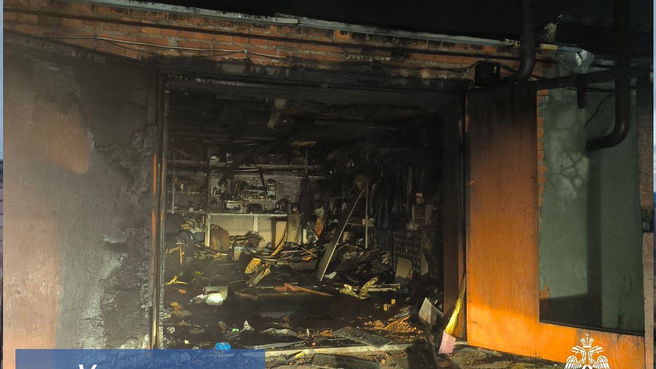 Главная картинка новости: В Усинске сгорел гараж местного кооператива