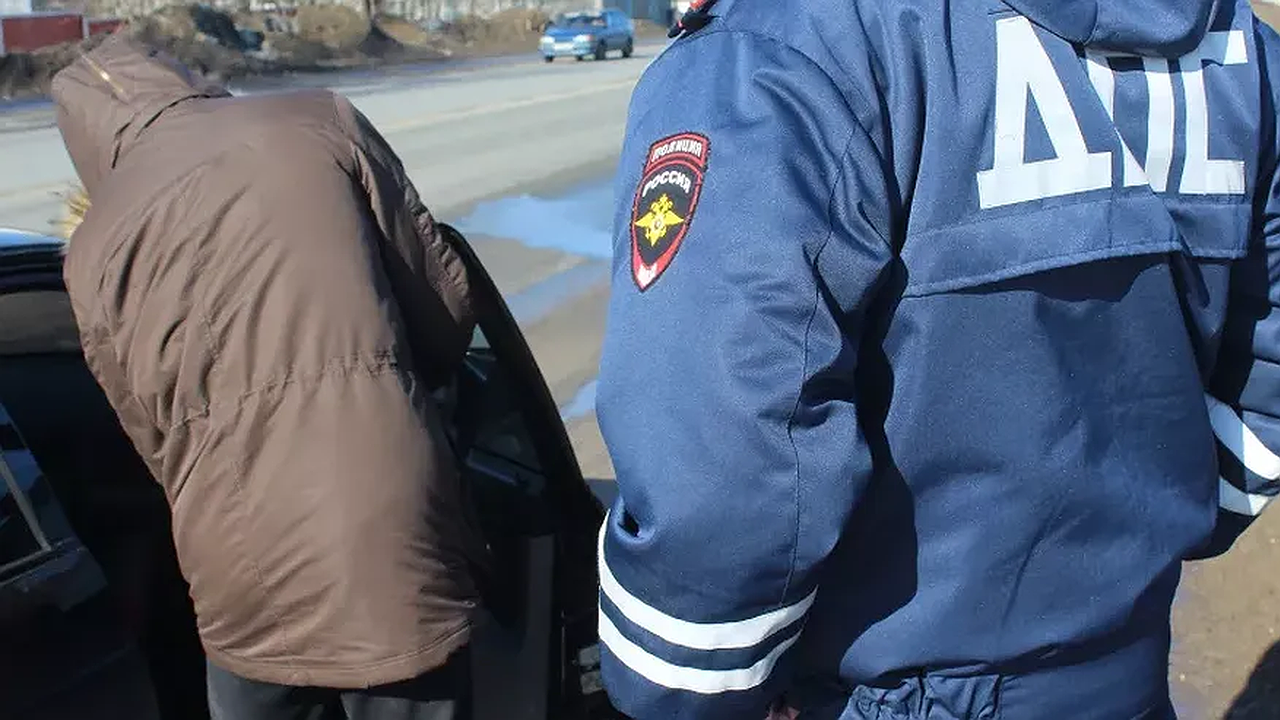 Главная картинка новости: Останавливает сотрудник ГИБДД - «что это на дверях, дефлекторы? Выписываю штраф!»: разбираемся как правильно по закону