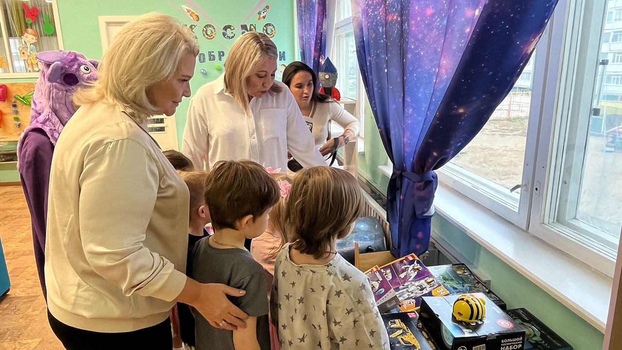 Главная картинка новости: В усинском детском саду «Светлячок» открылся обновлённый планетарий