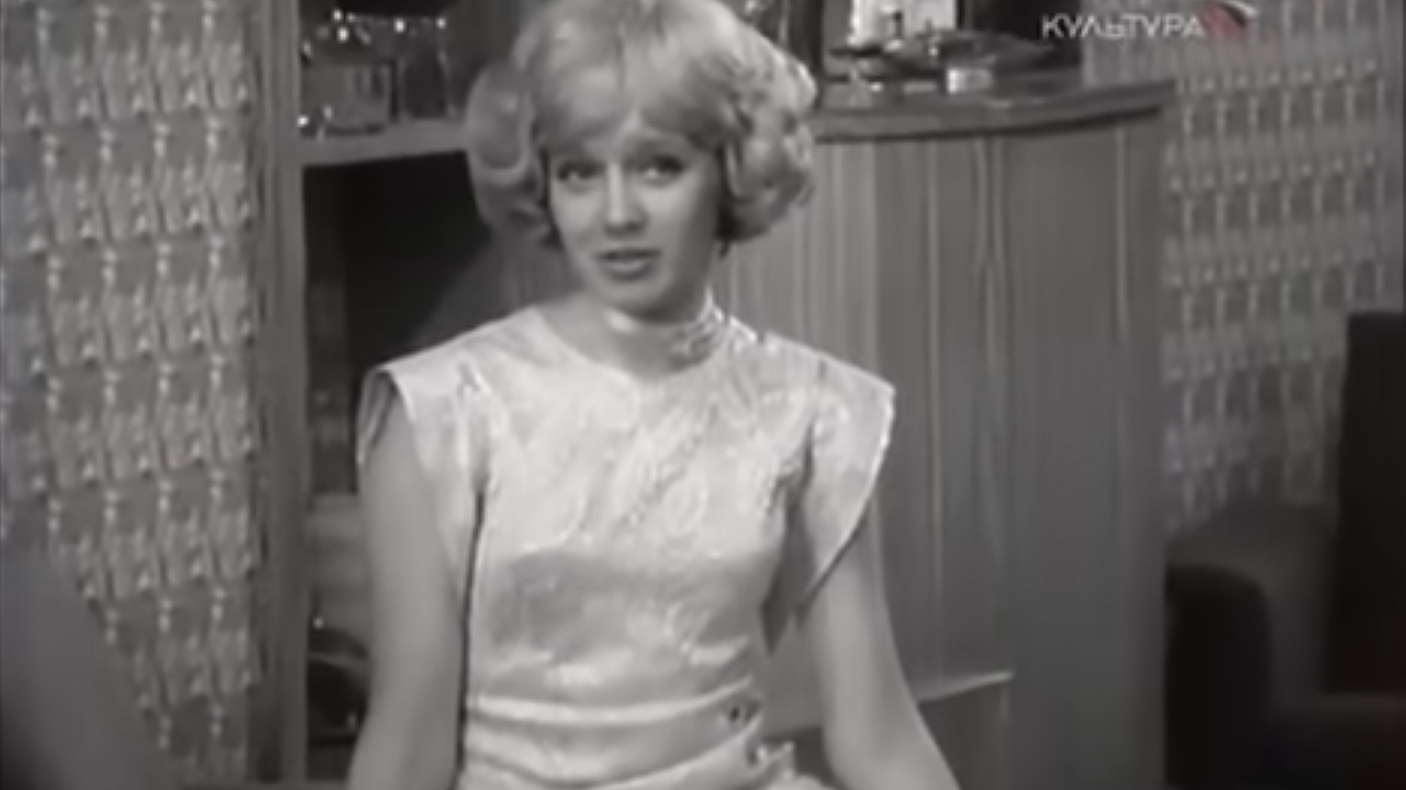 Главная картинка новости: Семь смешных примеров, как костюмы героев переходили из одного фильма СССР в другой