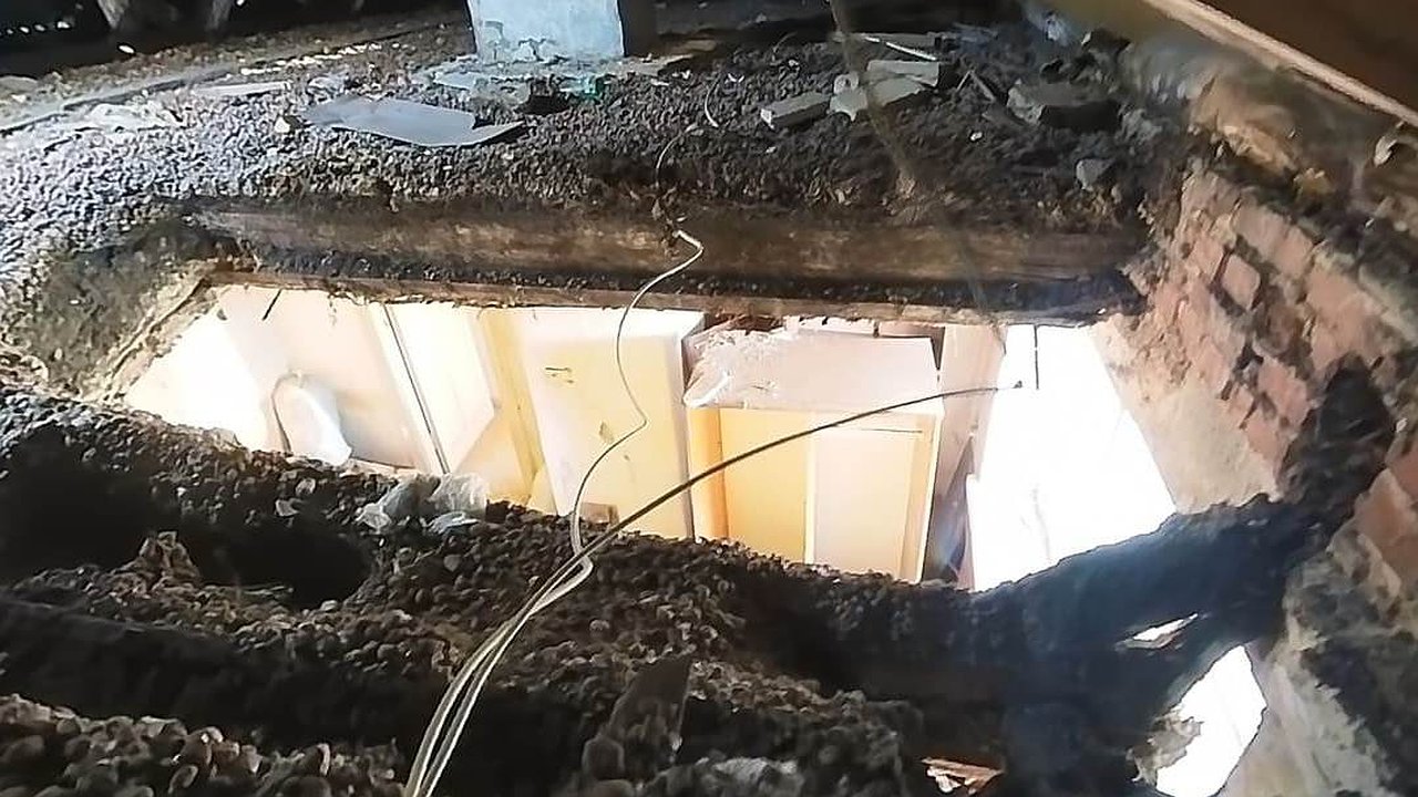 Главная картинка новости: В Коми управляющую компанию проверяют после обрушения потолка в жилом доме