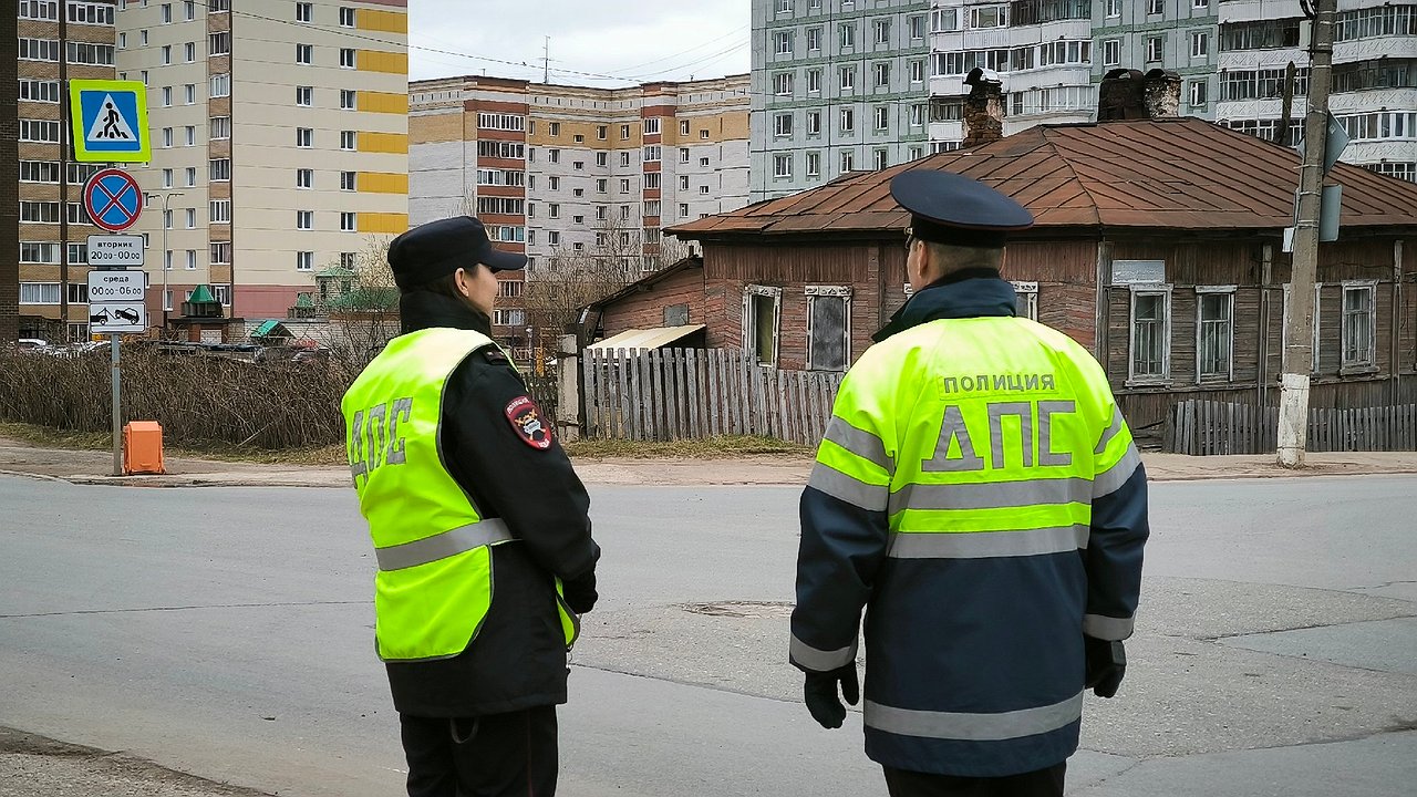 Главная картинка новости: В Коми легковушка протаранила жилой дом