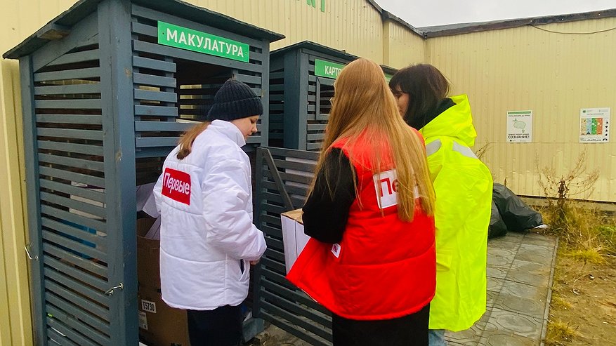 Главная картинка новости: Усинские школьники устроили марафон по сбору макулатуры