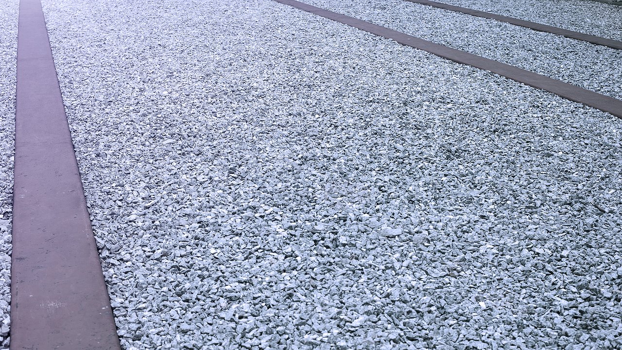 Главная картинка новости: Как я избавился от скользких дорожек на даче: делаю покрытие из резиновой крошки своими руками