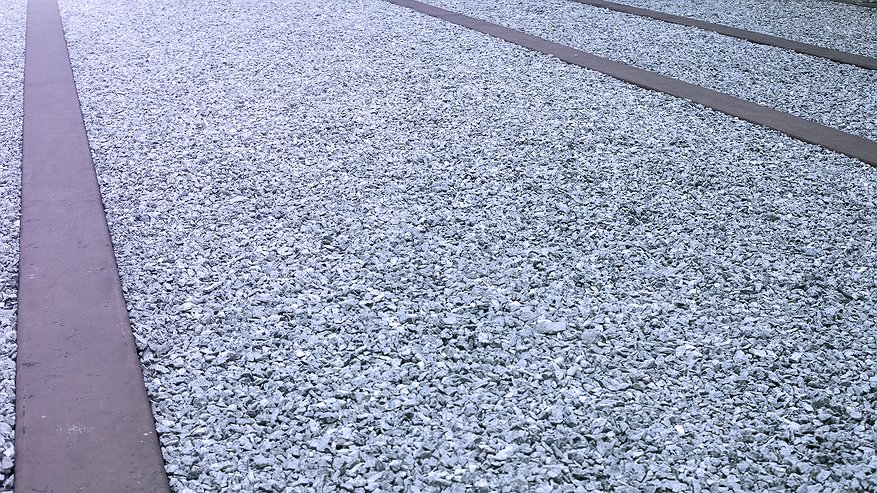 Главная картинка новости: Как я избавился от скользких дорожек на даче: делаю покрытие из резиновой крошки своими руками