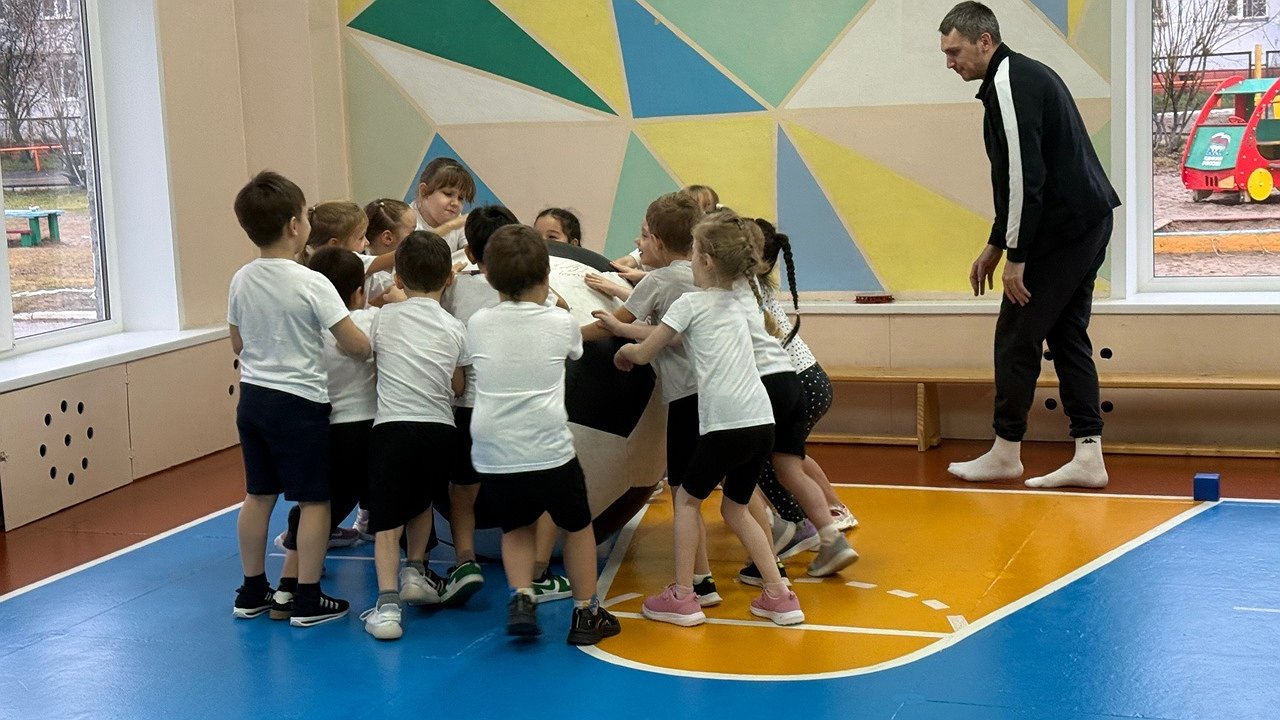 Главная картинка новости: В детском саду Усинска прошла спортивная акция с участием тренера