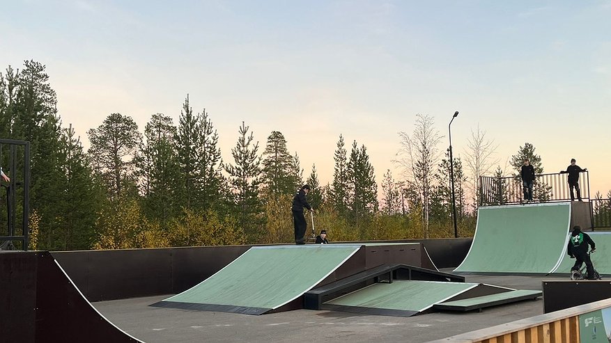 Главная картинка новости: В Усинске открыли современный скейт-парк рядом с «Тропой здоровья»