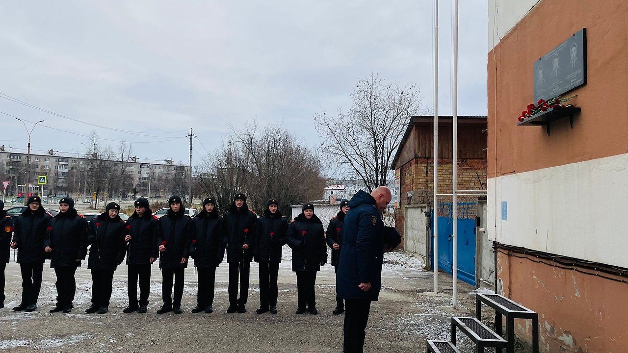 Главная картинка новости: Усинск склонил головы в память о павших героях правопорядка