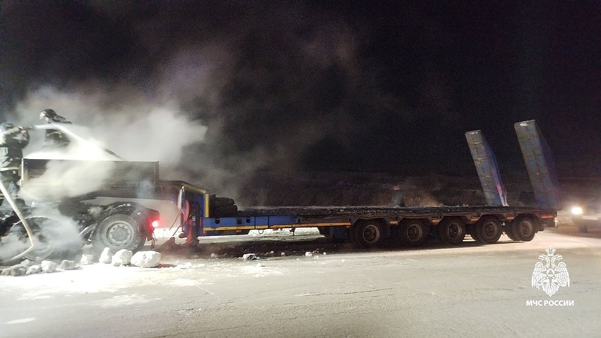 Главная картинка новости: На дороге в Коми загорелся грузовой автомобиль