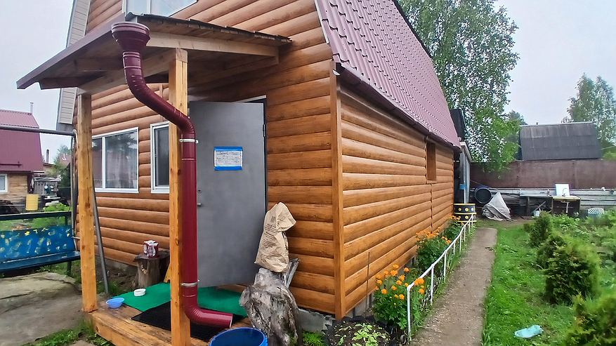 Главная картинка новости: Когда я строил, все соседи смеялись. Дом-обманка: почему все ахают, когда заходят внутрь нашего дома