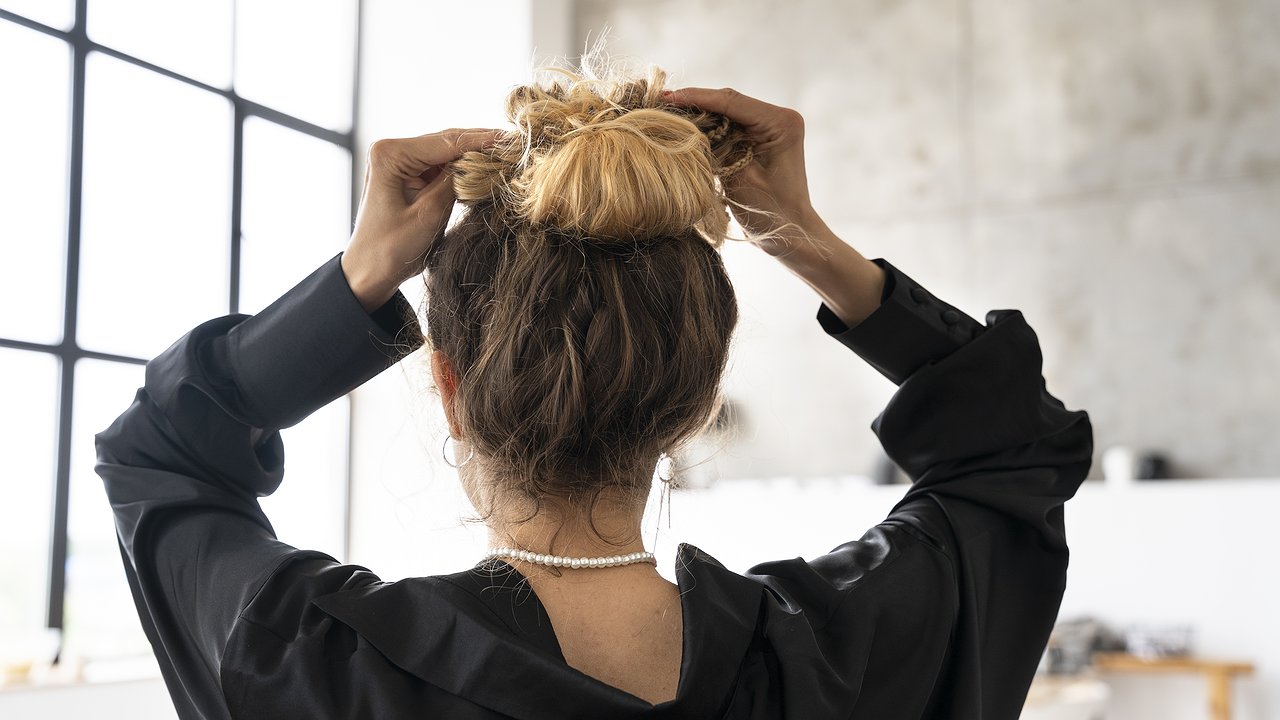 Главная картинка новости: Втираю в корни 1 натуральный состав — волосы больше не выпадают кучею, стали гораздо гуще и сильнее, а причёска эффектнее