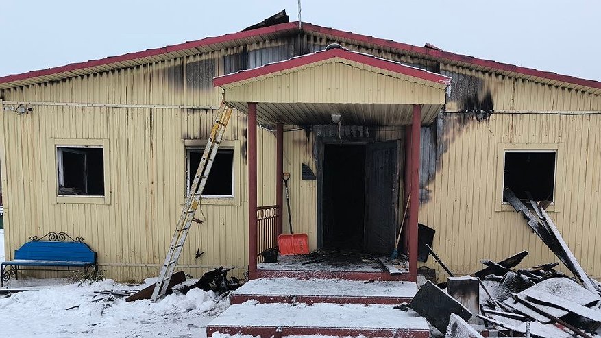 Главная картинка новости: В Усинске загорелось административное здание: за сутки в Коми на пожарах погибли два человека