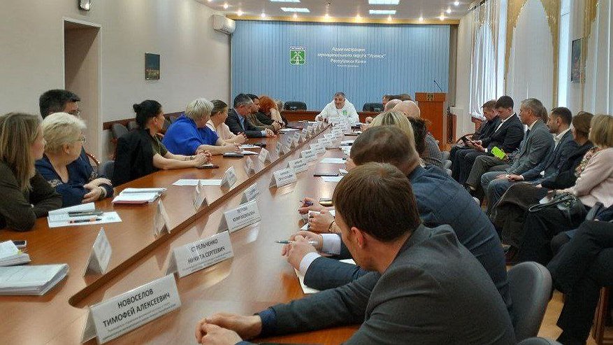 Главная картинка новости: Николай Такаев провёл совещание с депутатами и коммунальщиками Усинска