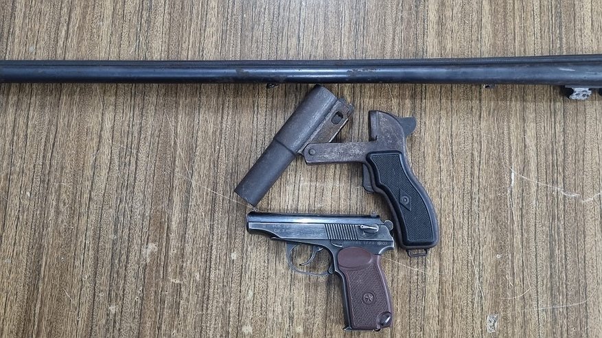 Главная картинка новости: В Коми рыбак нашел пакет с оружием и пришел с ним в Росгвардию