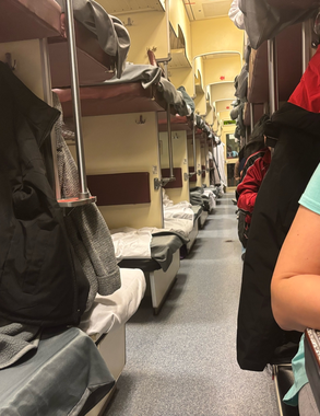 «Сейчас та девочка нам уступит и пойдет к туалету на верхнюю полку»: нагло сказала попутчица РЖД - она еще не знала с кем связалась