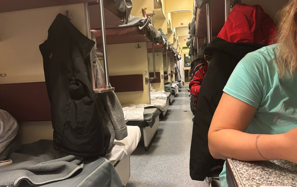 «Сейчас та девочка нам уступит и пойдет к туалету на верхнюю полку»: нагло сказала попутчица РЖД - она еще не знала с кем связалась