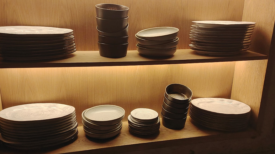 Главная картинка новости: Легкий способ убрать слой клея от наклейки с посуды и не только