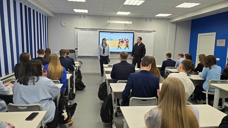 Главная картинка новости: Представители Усинского ОМВД провели для старшеклассников профориентационную встречу