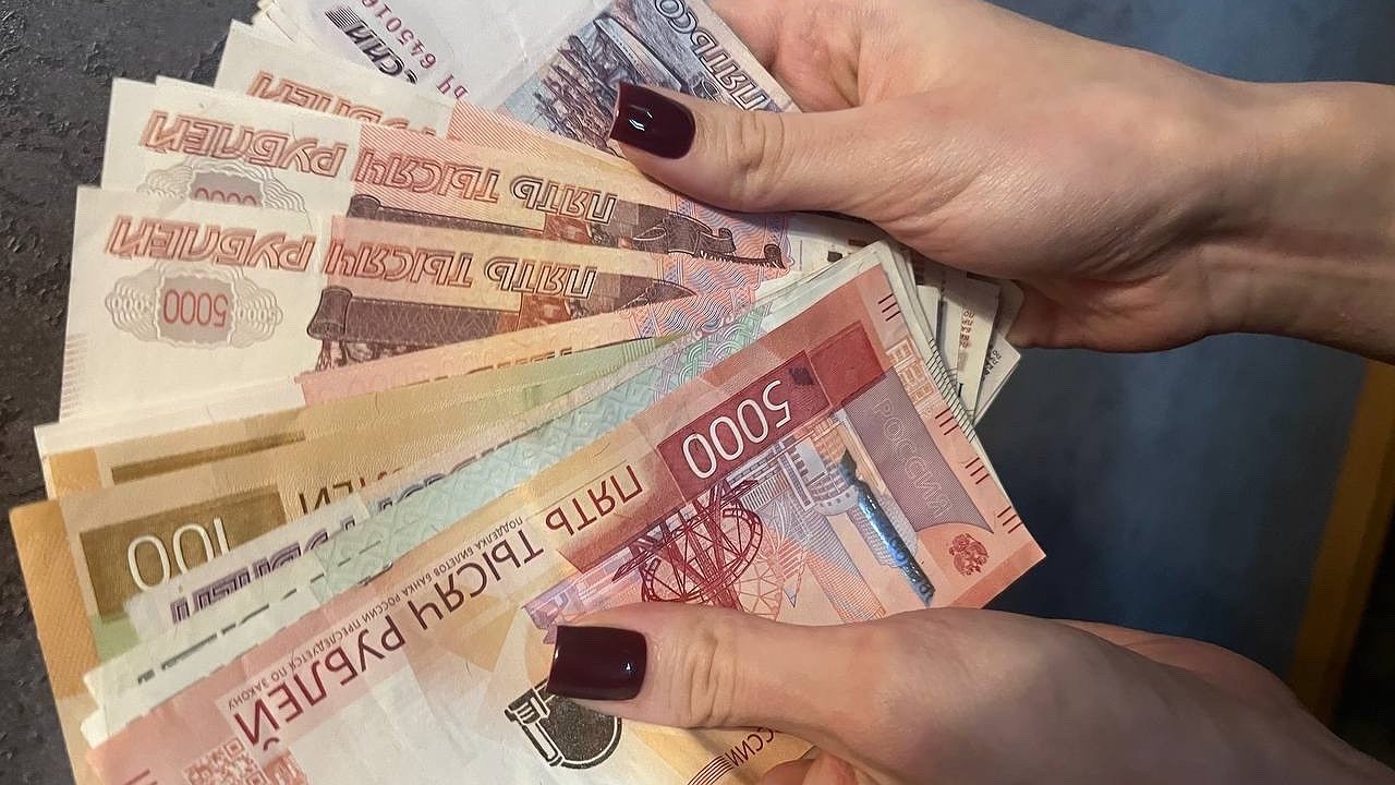 Главная картинка новости: В Коми девушка получила штраф за кражу денег с банковского счёта подруги