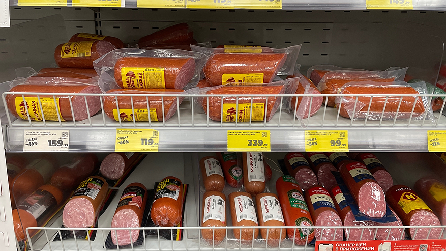 Главная картинка новости: Подруга-продавец рассказала - для чего люди берут в "Светофоре" по 10-20 палок колбасы и по 20 килограммов сосисок