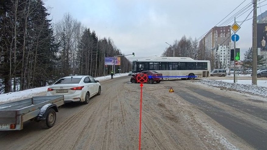 Главная картинка новости: В Коми легковушка нарушила сигнал светофора и столкнулась с автобусом